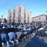 fotogramma - islam - MILANO  11 Lug 2004 - STRANIERI ISLAMICI MUSULMANI DURANTE LA PREGHIERA DEL RAMADAN IN PIAZZA DEL DUOMO p.s. la foto e' utilizzabile nel rispetto del contesto in cui e' stata scattata, e senza intento diffamatorio del decoro delle persone rappresentate