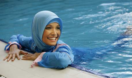 jeune femme, presentation de collection de maillots de bain - burkini - pour femme musulmane<br />religion, islam, voile *** Local Caption *** A young model in a Hasema swimsuit poses in a hotel lobby. Swimwear designer Hasema manufactures modest yet fashionable outfits which allow Muslim women to bathe in comfort whilst remaining covered-up.