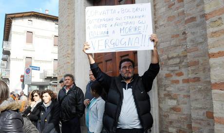 Contestazioni e urla di disprezzo nei confronti delle istituzioni da parte di gruppi di cittadini all'esterno della chiesa di San Pietro e Paolo a Civitanova Marche, 6 aprile 2013, dove si è celebrato il funerale di Romeo Dionisi, Anna Maria Sopranzi e Giuseppe Sopranzi, suicidatisi ieri. ANSA / CRISTIANO CHIODI