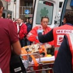 I soccorsi al bimbo di 4 anni gravemente ferito durante il suicidio della madre nel centro di Genova, 27 settembre 2012. La donna, una peruviana di 43 anni, è morta, e il figlio è gravissimo, dicono i soccorritori. La tragedia si è consumata nello studio dell'avvocato Giovanni Gramatica. La scena è stata notata dalla segretaria del legale. "La segretaria ha fatto accomodare la cliente nella sala d'aspetto - racconta l'avvocato - dove ha atteso circa 30 minuti. A un certo punto ha visto la donna, che era nervosa fin dall'arrivo, alzarsi dalla sedia e gettare il bambino fuori dalla finestra. Un attimo dopo si è gettata anche lei". La vittima è Margarita Soledad Alania, era sposata con un savonese di 51 anni. Il figlio e' stato intubato, stabilizzato e portato al pronto soccorso dell'ospedale pediatrico Gaslini. ANSA/ LUCA ZENNAROANSA/LUCA ZENNARO