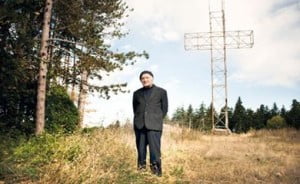 Don Dario Zanni davanti alla Croce di Monte Venere di Monzuno