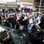 Calci al feretro durante i funerali