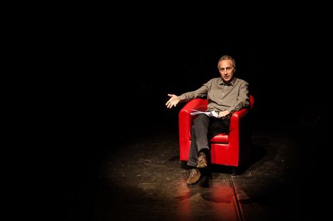 Marco Travaglio in una scena del film "E' Stato la mafia"