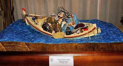 Papa dona presepe su barca a Lampedusa