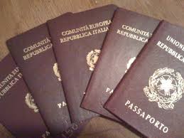 Esibiscono passaporti falsi per ritirare permesso di soggiorno ... Ritiro permesso