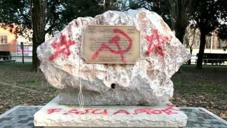 IMBRATTAMENTO MONUMENTO AI CADUTI DELLE FOIBE