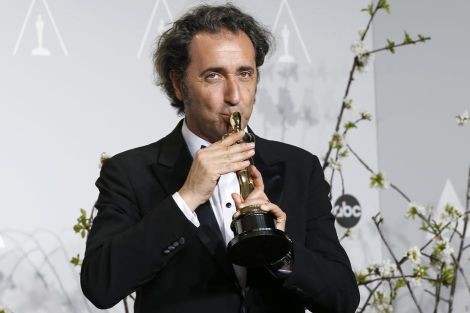 Paolo Sorrentino bacia l'Oscar per "La grande bellezza"