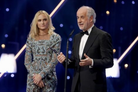 Toni Servillo con lo European Film Award per il migliore attore