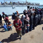 Augusta, in atto le operazioni di sbarco di migranti giunti a bordo della Sirio