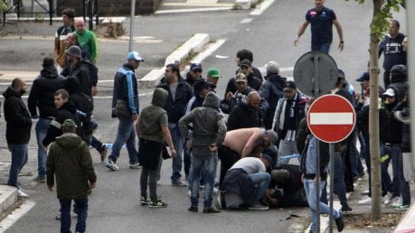 tifoso-napoli-a-terra