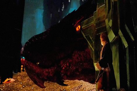 Martin Freeman (e Smaug) in una scena del film