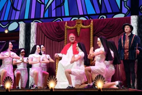 John Cleese ed Eric Idle in una scena dello spettacolo