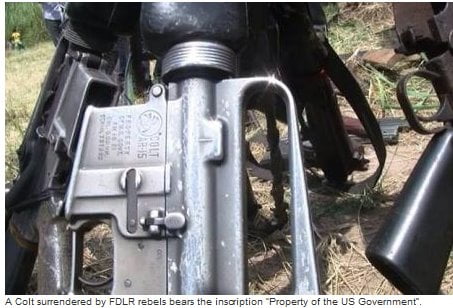 Una pistola consegnata dai ribelli delle FDLR reca l'iscrizione "proprietà del governo degli Stati Uniti".