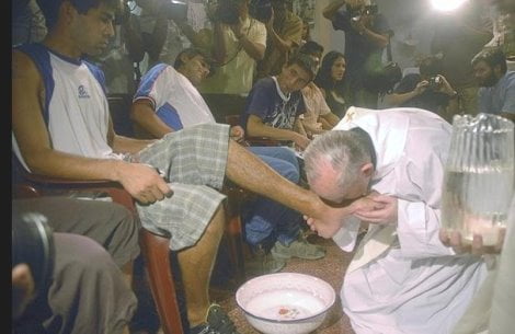Bergoglio bacia i piedi a un musulmano