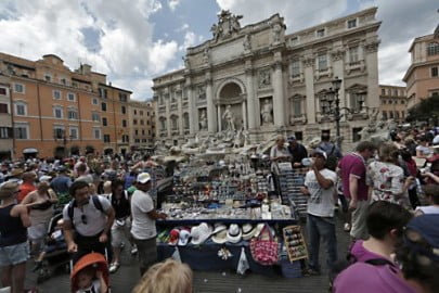 Fontana di Trevi, bazar del degrado