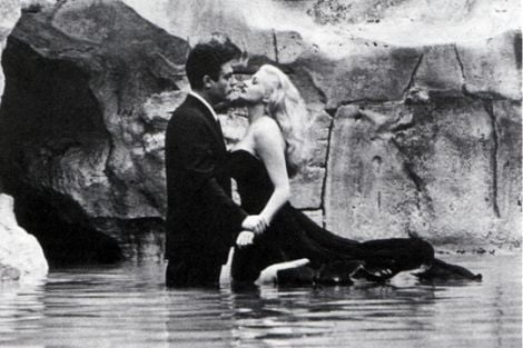 Marcello Mastroianni e Anita Ekberg sul set del film La dolce vita di Federico Fellini