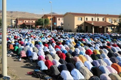 Preghiera islamica nel centro di accoglienza di Mineo