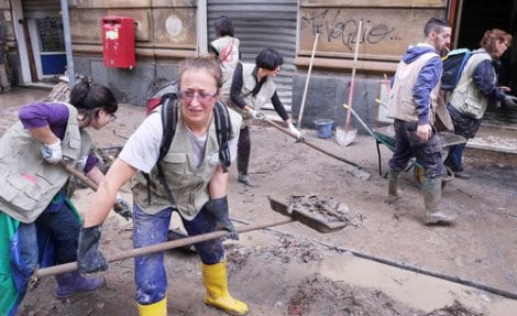 Alluvione a Genova, volontari a lavoro per ripulire strade