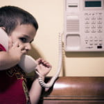 bambino-al-telefono