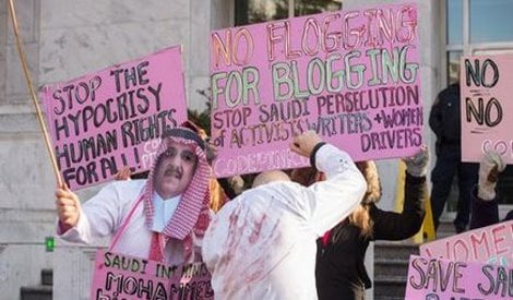 Arabia Saudita/ Oggi altre frustate a blogger saudita, moglie: lo uccidono a rate