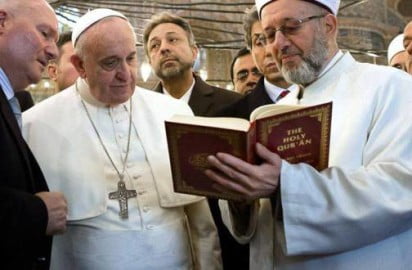 bergoglio impegnato nella lettura del corano