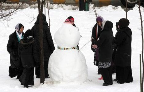 Jordanians make the most of snowy conditions