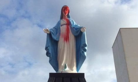 Statua madonna imbrattata e scritte su chiesa a Lecce