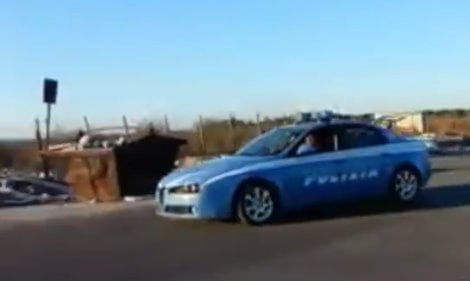 nomadi-su-auto-polizia