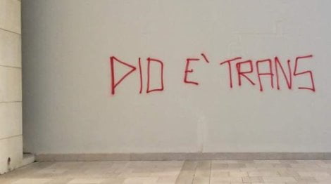 Statua madonna imbrattata e scritte su chiesa a Lecce