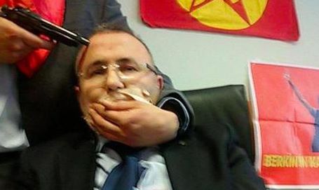 Turchia, il magistrato preso in ostaggio - foto diffusa sui social