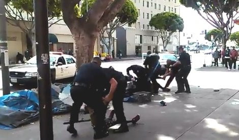 poliz-usa-uccide-senzatetto