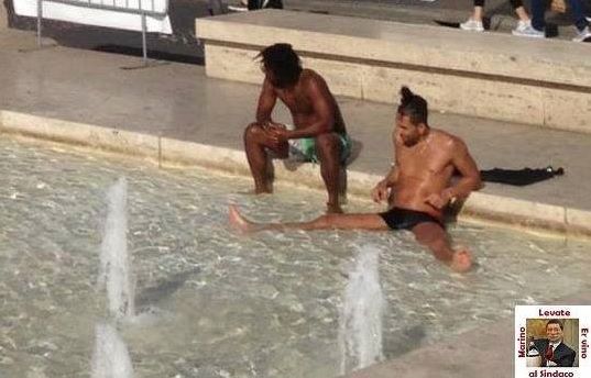 Roma - immigrati in ammollo nella fontana dell'Ara Pacis