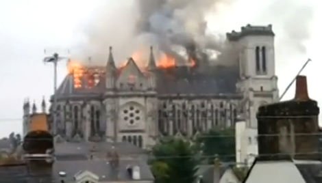 nantes-chiesa-brucia