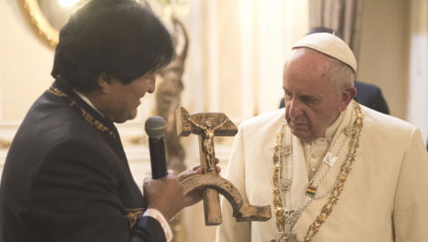 Morales dona al papa una singolare falce e martello con il Crocifisso sul manico