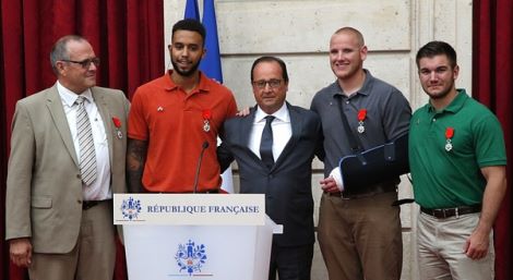 Spencer Stone è il secondo da destra, con la maglia blu