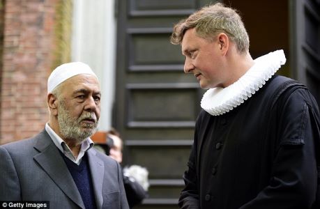 L'imam e il pastore che hanno la cerimonia