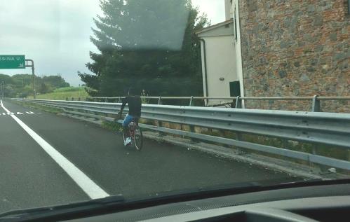 migrante_bici_autostrada.jpg