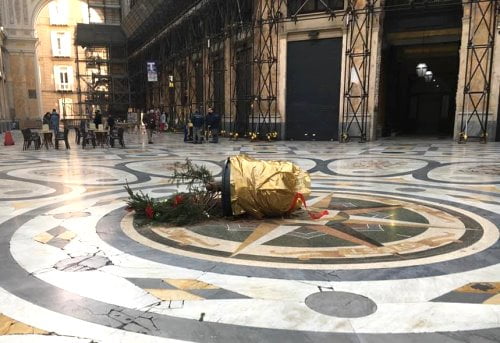 Albero Di Natale A Napoli.Napoli Segato E Rubato L Albero Di Natale Della Galleria Umberto I Imola Oggi