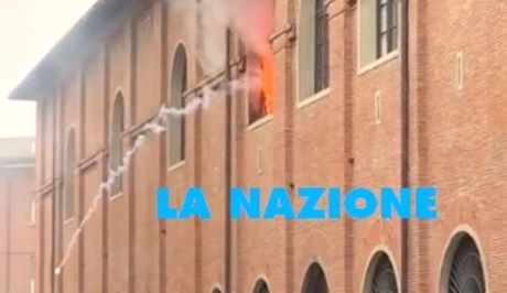 Firenze, incendio ed esplosioni in sede della questura, morto un ... Questura di firenze