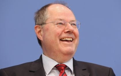 Anche lo sfidante della Merkel definisce Berlusconi e Grillo “pagliacci”