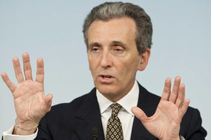 Roma: ex ministro Grilli scaraventato a terra e rapinato