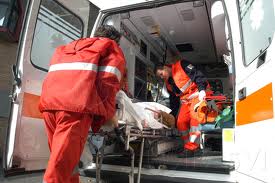Circondato per rapina da 10 maghrebini: 25enne reagisce e viene accoltellato