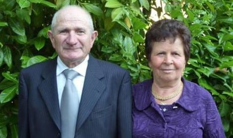 Imbrattate lapidi dei coniugi barbaramente uccisi da un macedone