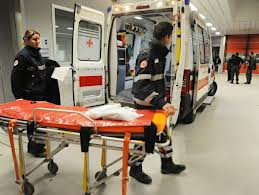 Anziano rapinato da immigrati, colpito a martellate in faccia