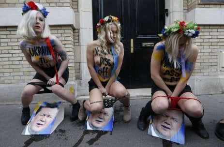 donne che urinano