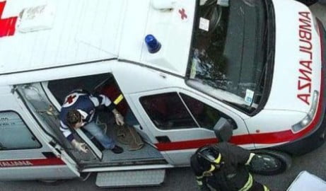 ambulanza ridotta in fin di vita a martellate