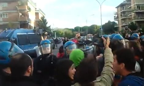 Video – Roma Tre: studenti contestano Draghi con uova e vernice, la polizia carica