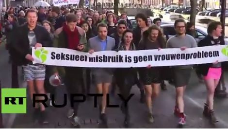 Uomini in gonna ad Amsterdam contro la violenza sulle donne