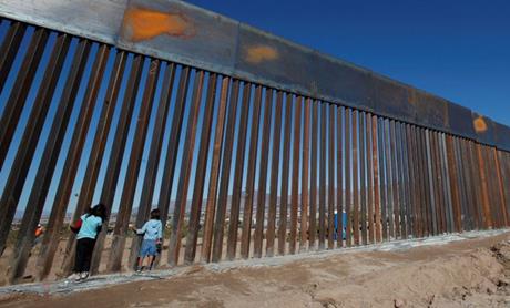 Migranti, nuova zona militare Usa al confine con il Messico Migranti, nuova zona militare Usa al confine con il Messico