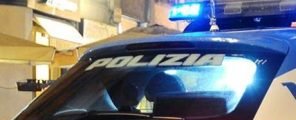 aggrediscono un poliziotto